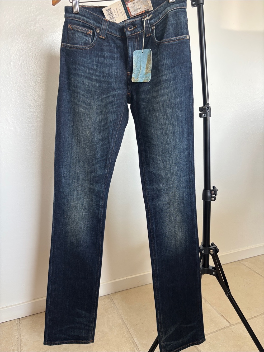 Women’s Straight Jeans in Dark Blue Wash